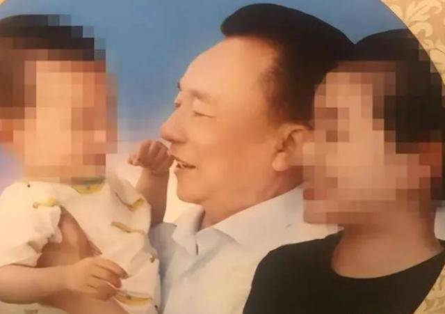 翻牌睡觉生下11个私生子75岁还在开枝散叶j9九游会真人游戏第一在逃富豪10位情妇(图7)