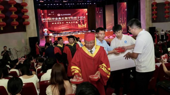 5届毕业典礼暨学位授予仪式举行J9九游会长春科技学院202(图3)