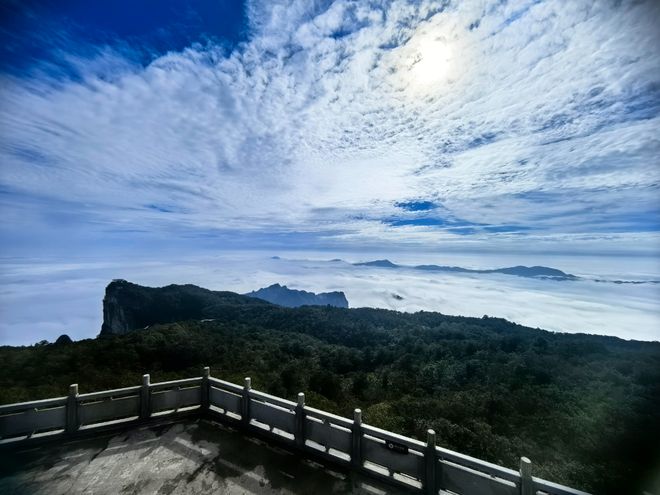 攻略：天门山+凤凰古城人均千元住古城内j9九游会真人游戏第一张家界私人定制游(图2)