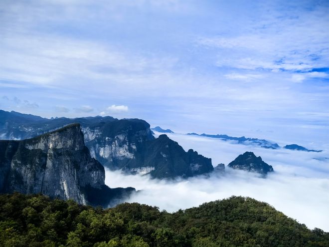 攻略：天门山+凤凰古城人均千元住古城内j9九游会真人游戏第一张家界私人定制游(图3)
